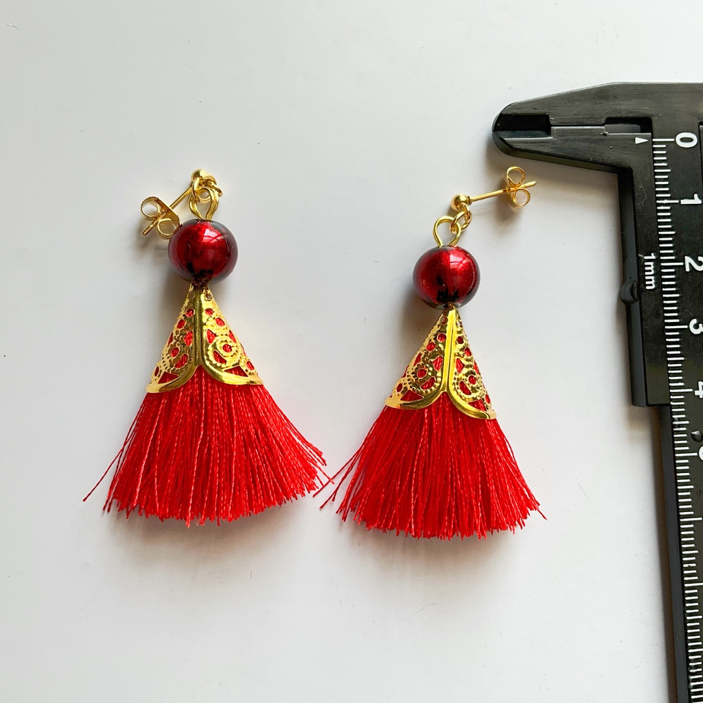 華やかさを纏うタッセルピアス