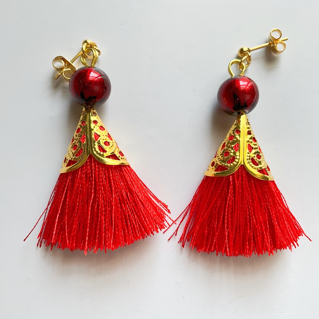 華やかさを纏うタッセルピアス