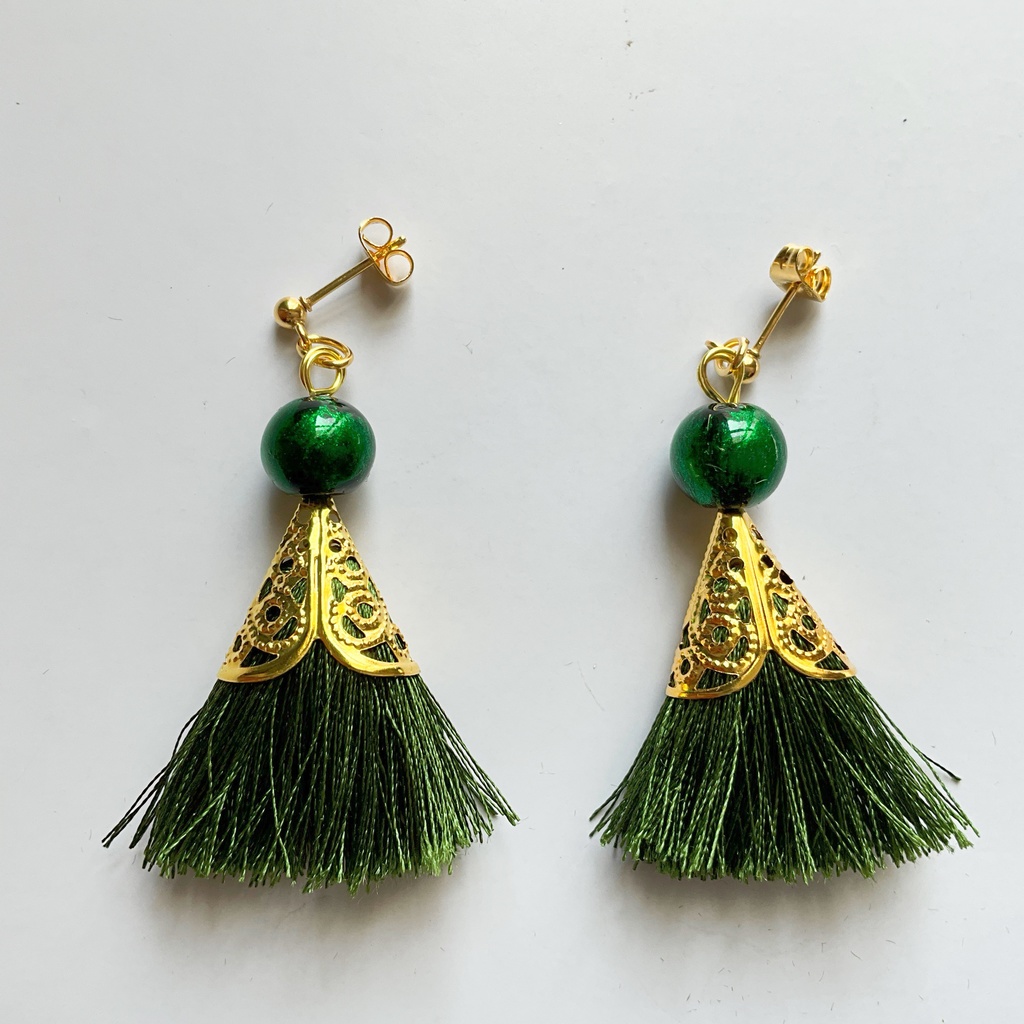 華やかさを纏うタッセルピアス