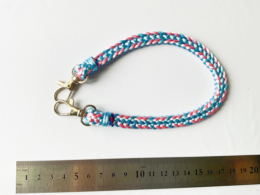 手編みのチョーカー