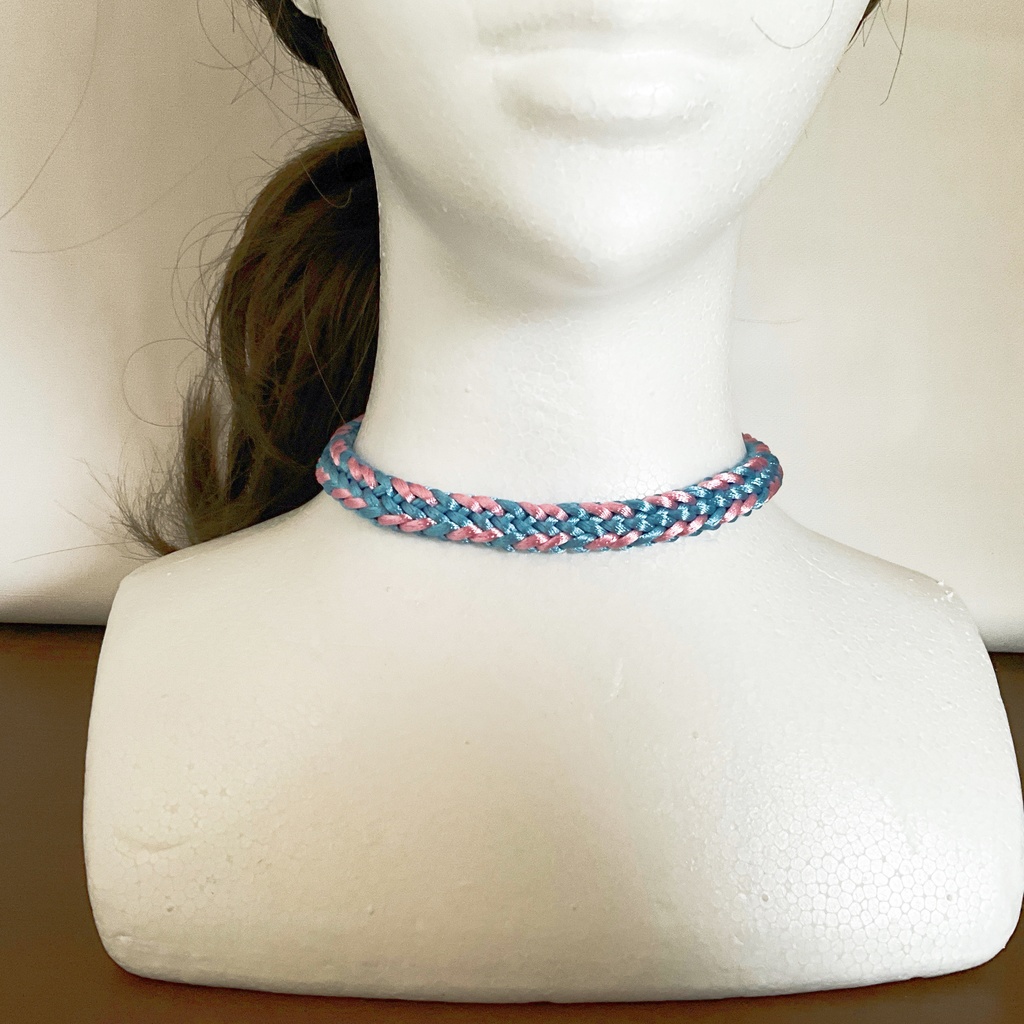 手編みのチョーカー