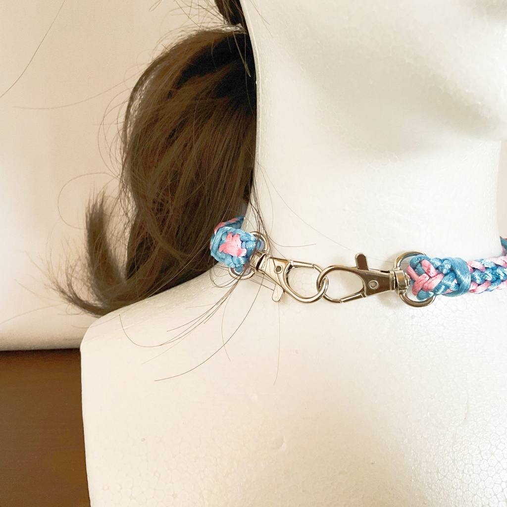 手編みのチョーカー