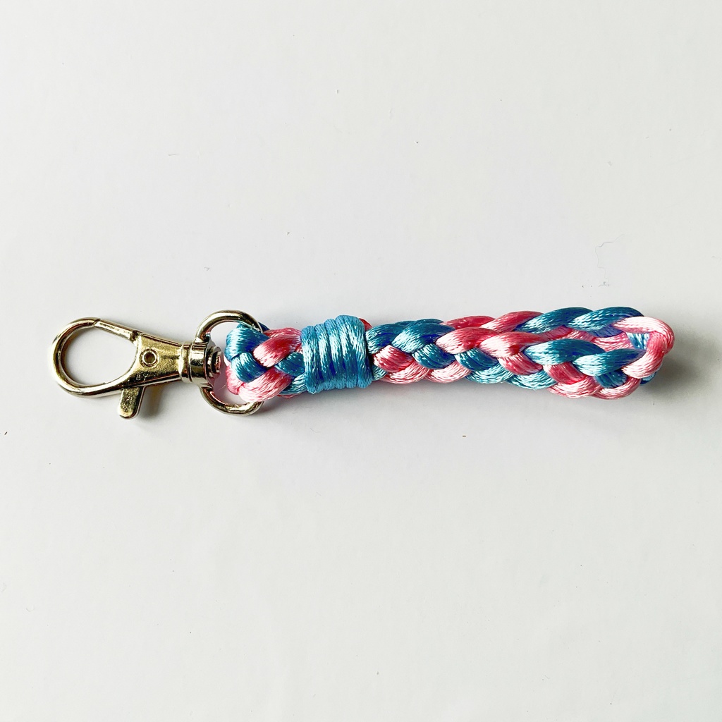 手編みのチョーカー