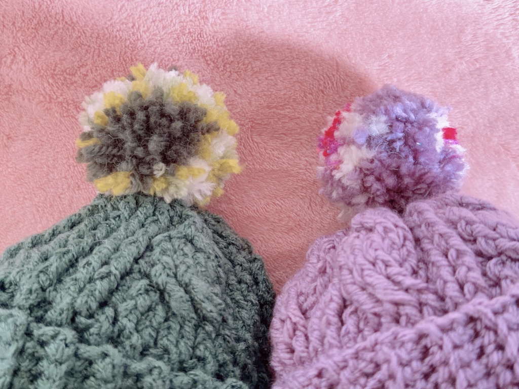 縄編み模様ぽんぽんニット帽子