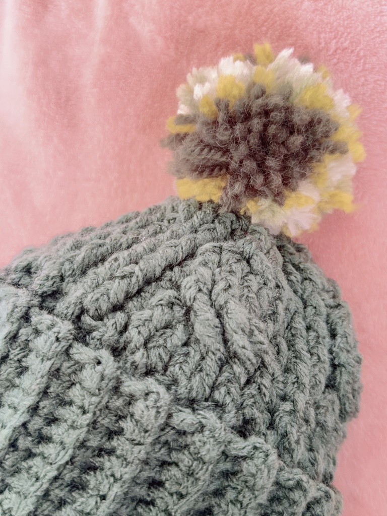 縄編み模様ぽんぽんニット帽子