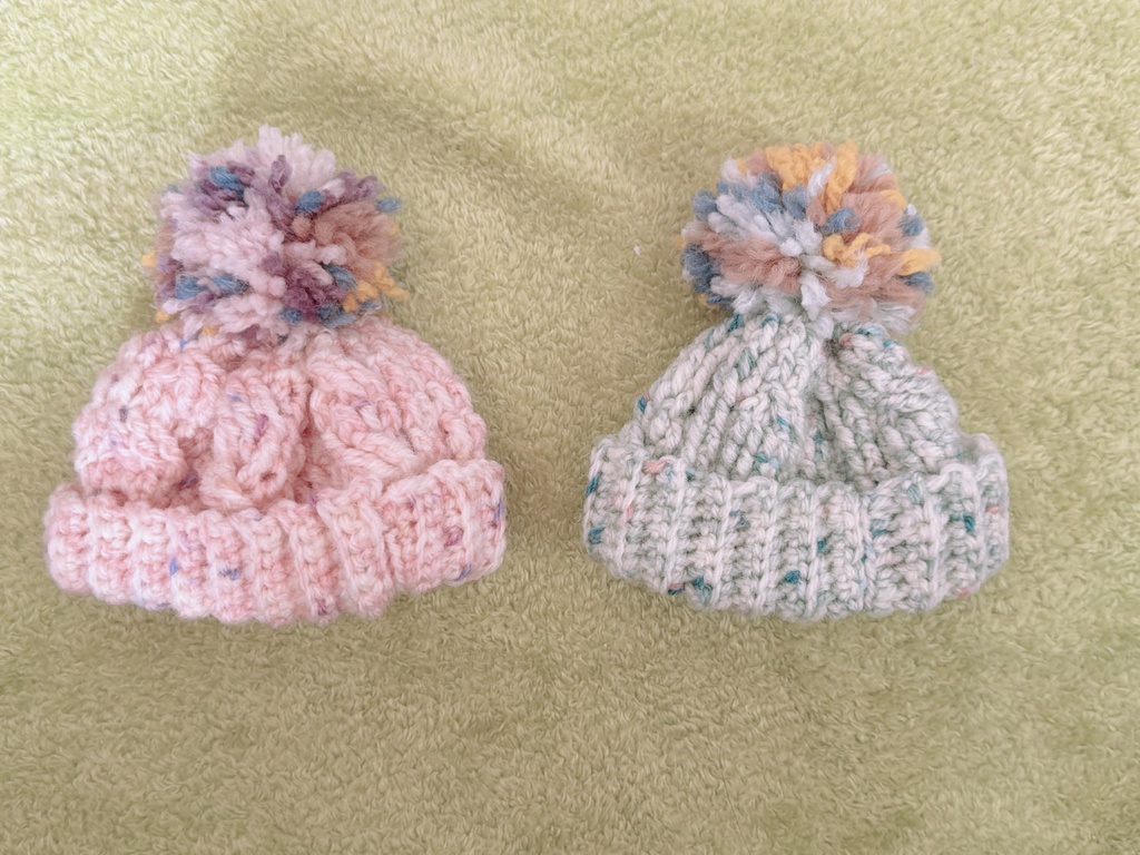 ちいさい縄編み模様ぽんぽんニット帽子