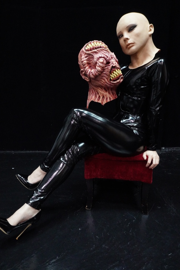 【写真集】エナメル衣装とマスク姿