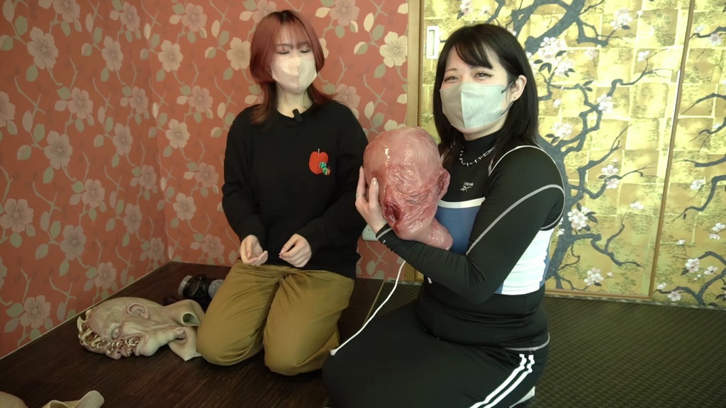 【動画】モンスターのマスクで変身