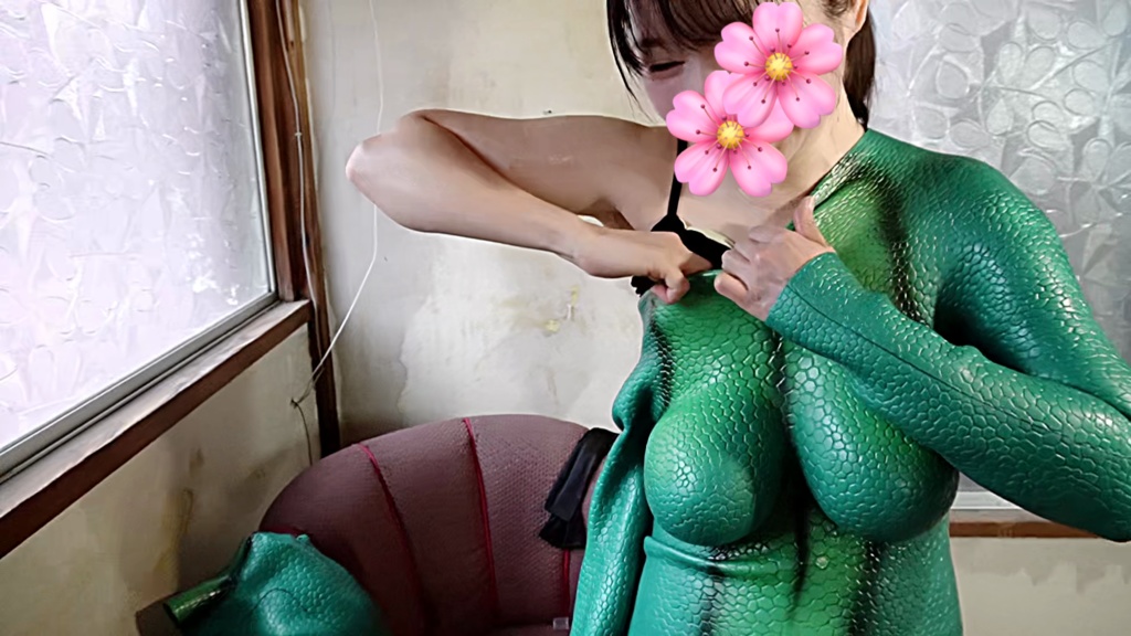 【動画】蛇柄スーツを着けてみた