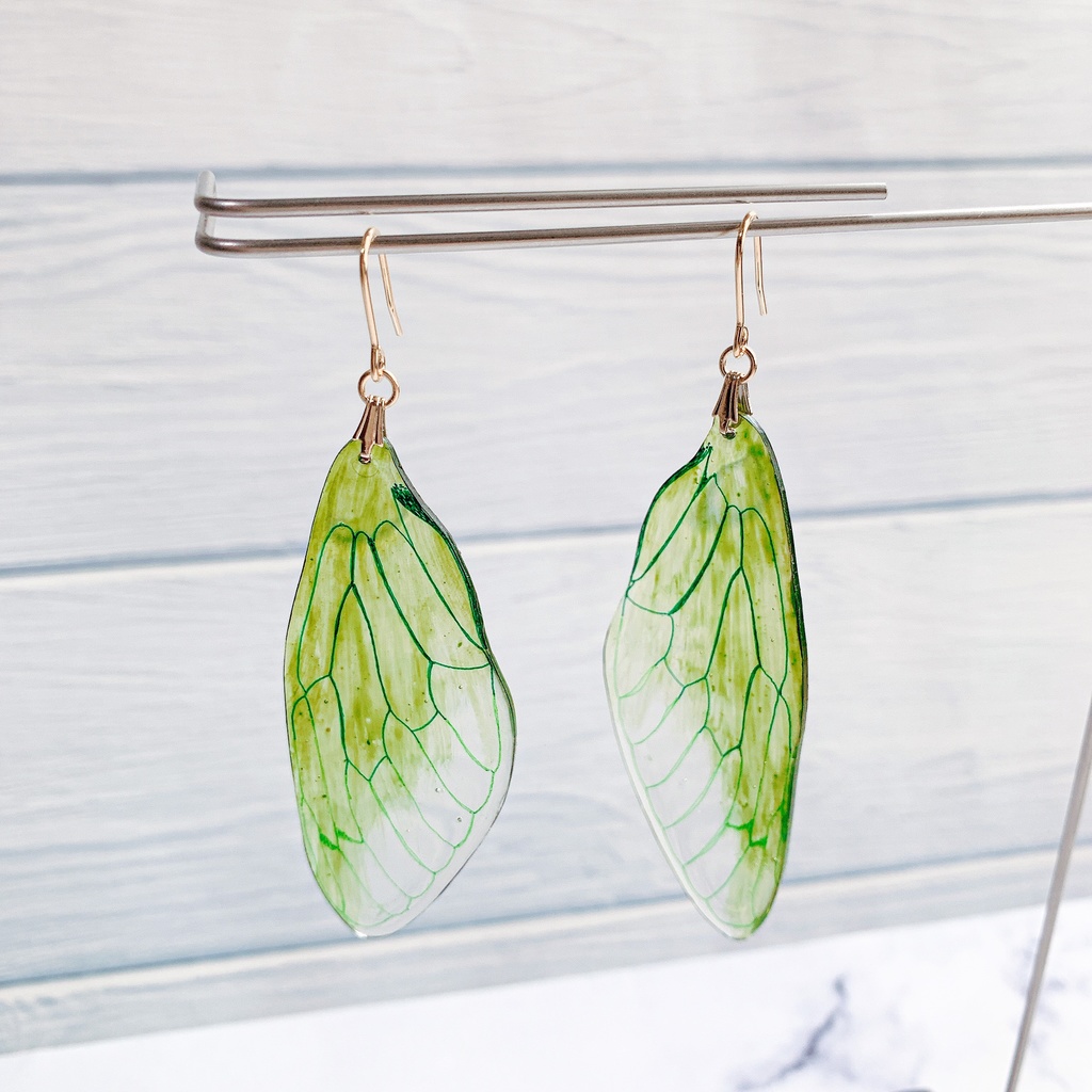 羽化直後のセミの翅耳飾り(大)