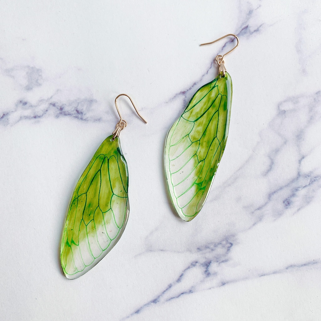 羽化直後のセミの翅耳飾り（大）