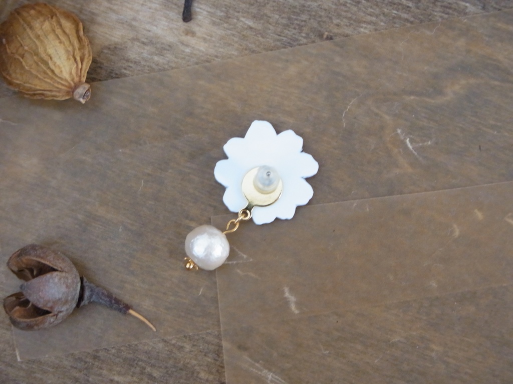 チョコレートコスモスのピアス・イヤリング(パール付き)