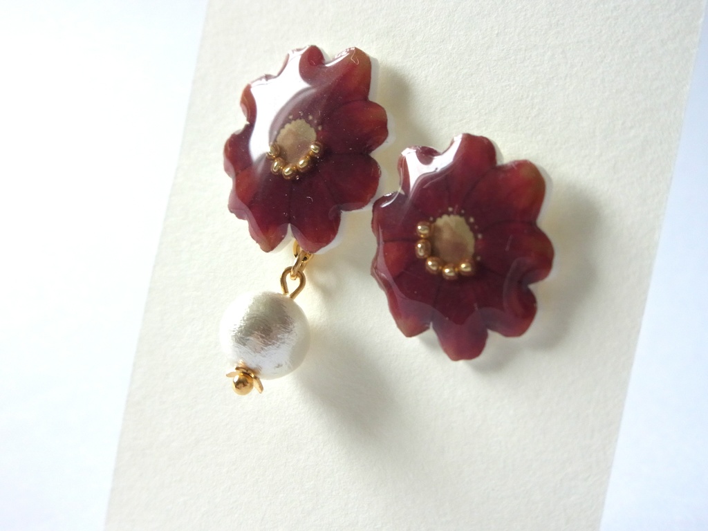 チョコレートコスモスのピアス・イヤリング(パール付き)