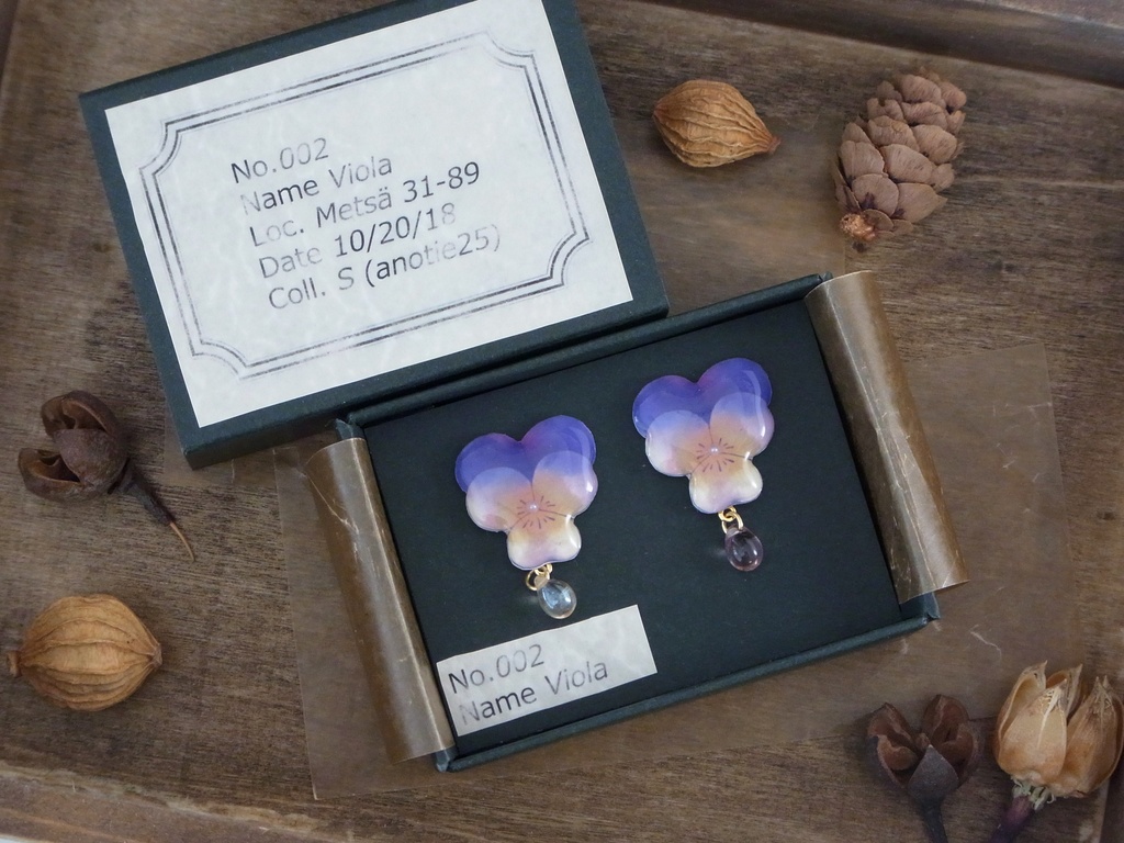 ビオラのピアス・イヤリング(ガラスビーズ付き)