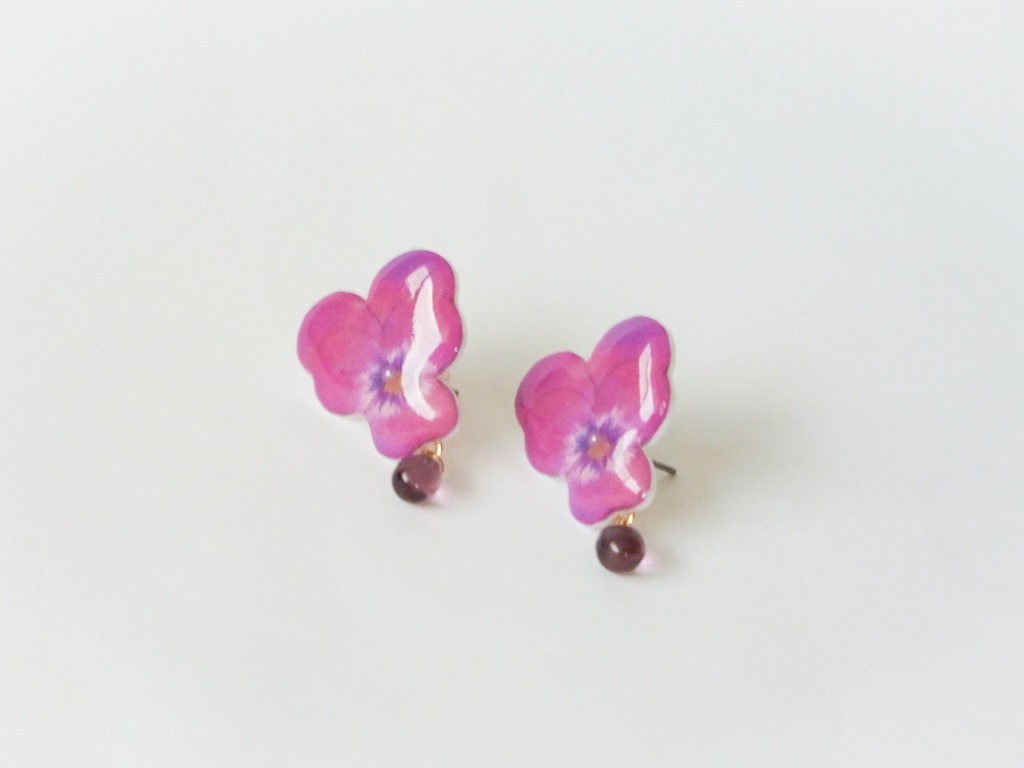 ビオラのピアス・イヤリング(ガラスビーズ付き)