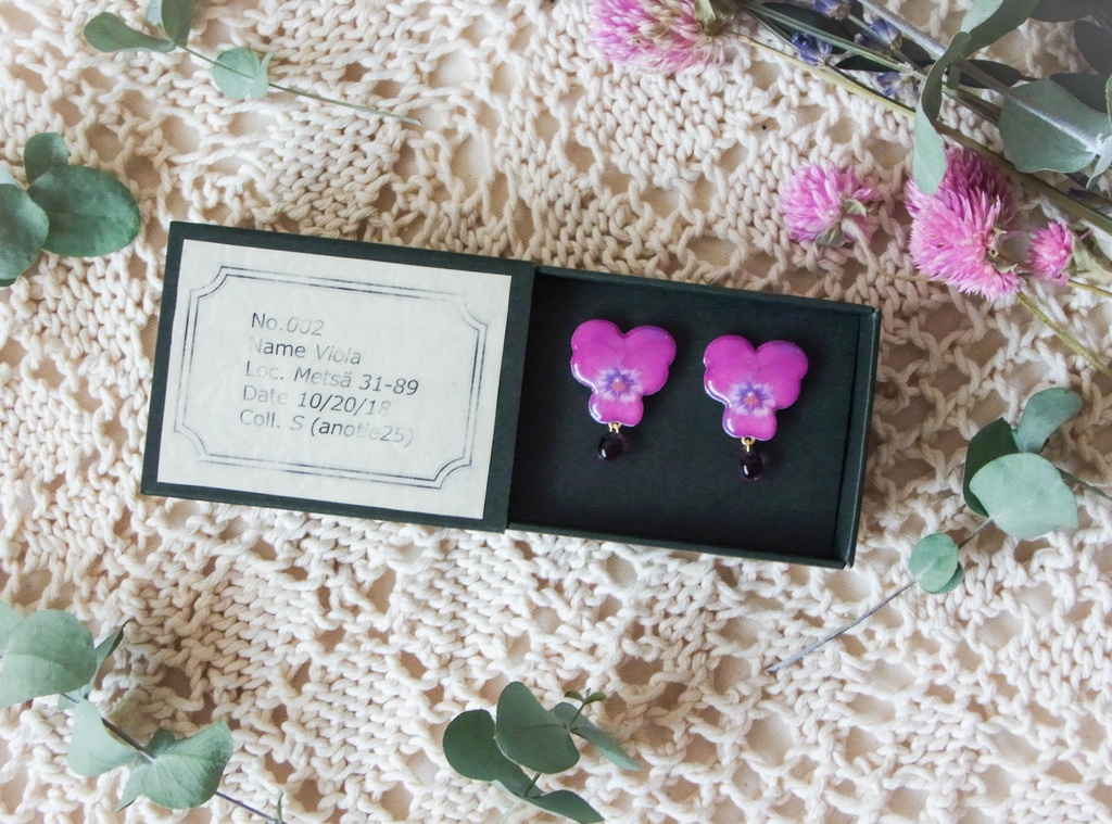 ビオラのピアス・イヤリング(ガラスビーズ付き)