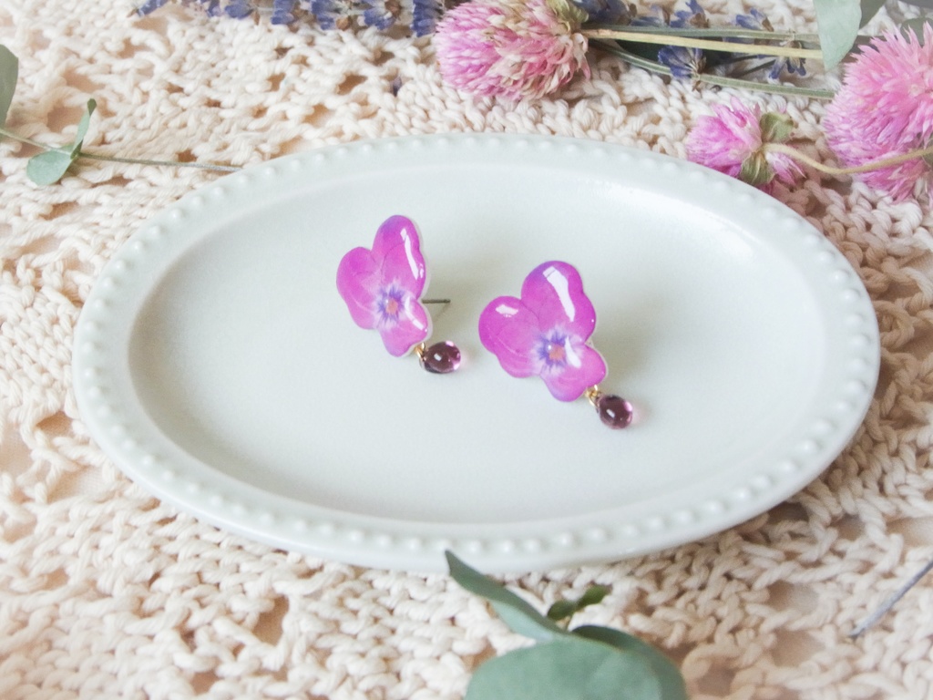 ビオラのピアス・イヤリング(ガラスビーズ付き)
