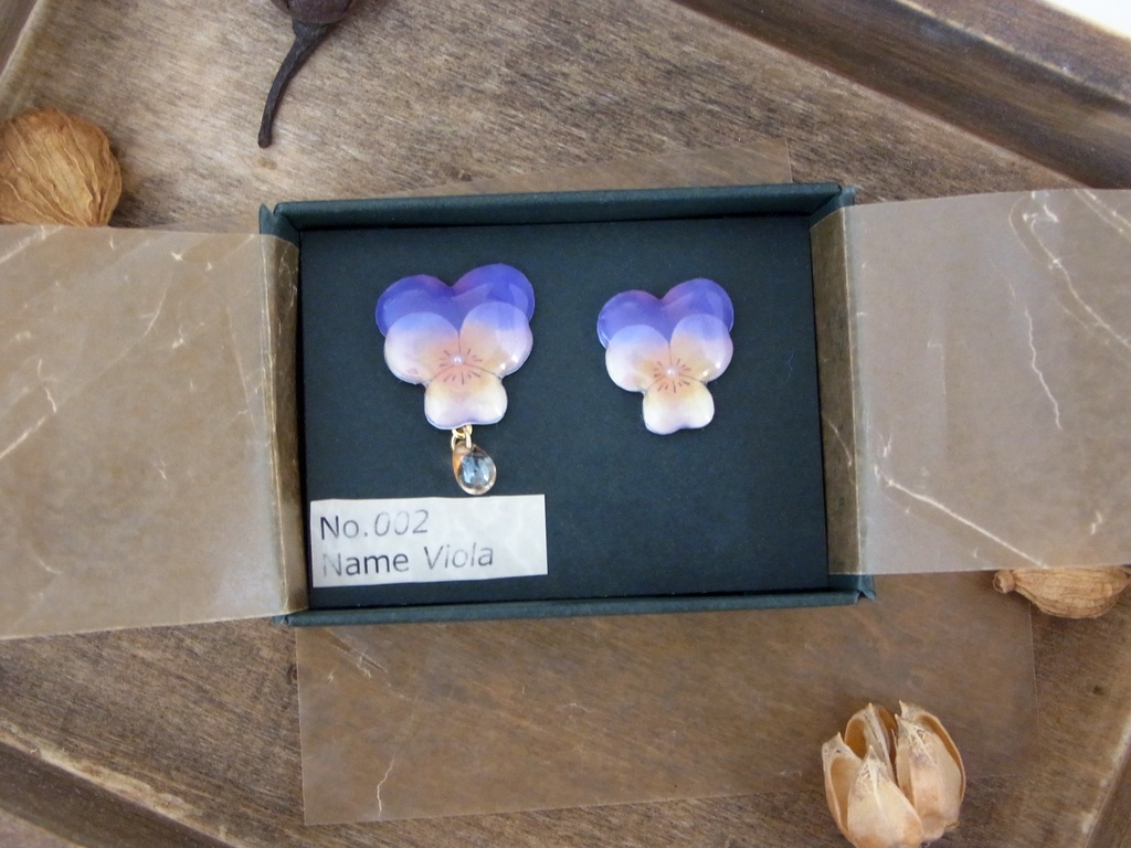 ビオラのピアス・イヤリング(ガラスビーズ付き)