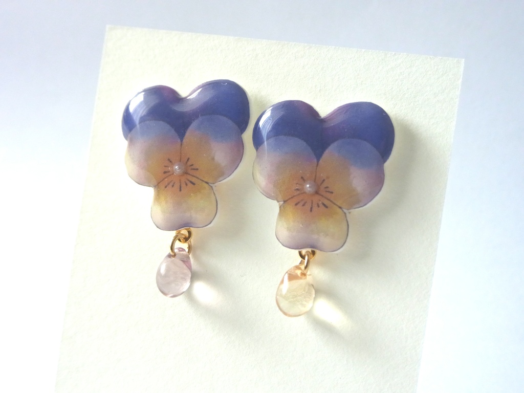 ビオラのピアス・イヤリング(ガラスビーズ付き)
