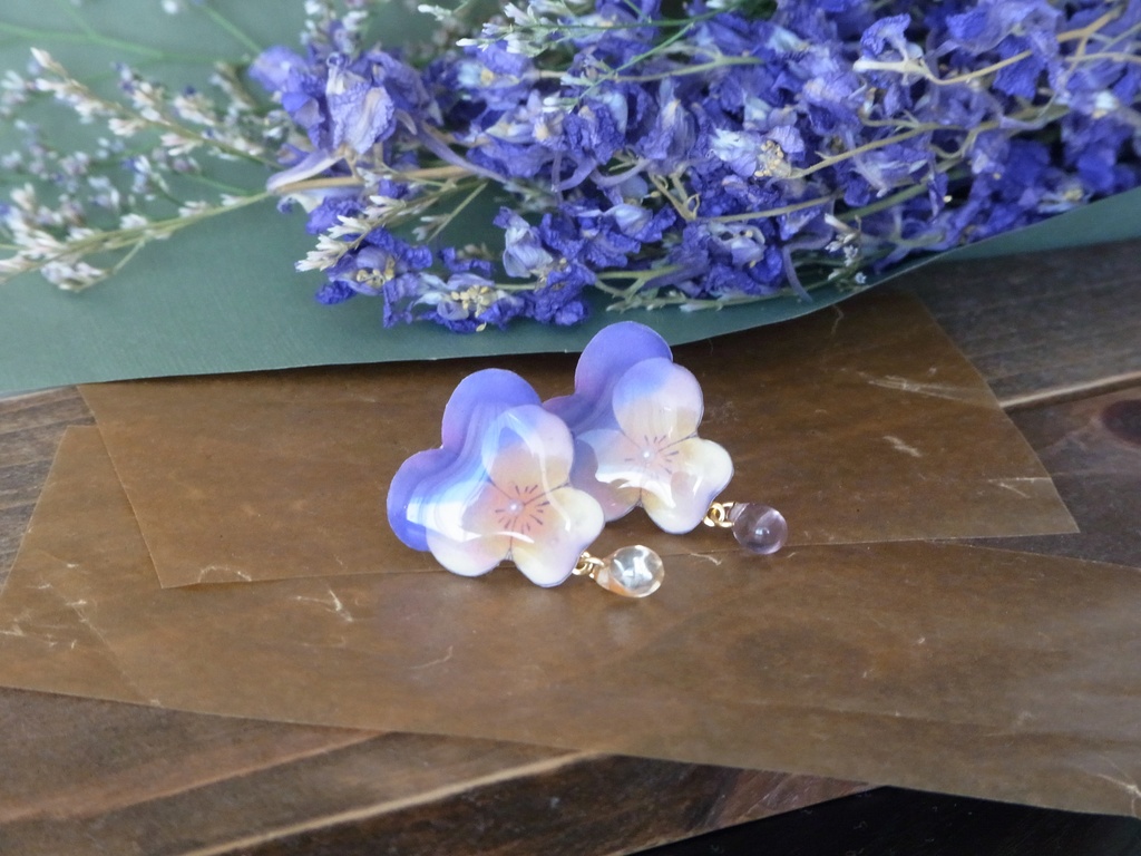 ビオラのピアス・イヤリング(ガラスビーズ付き)