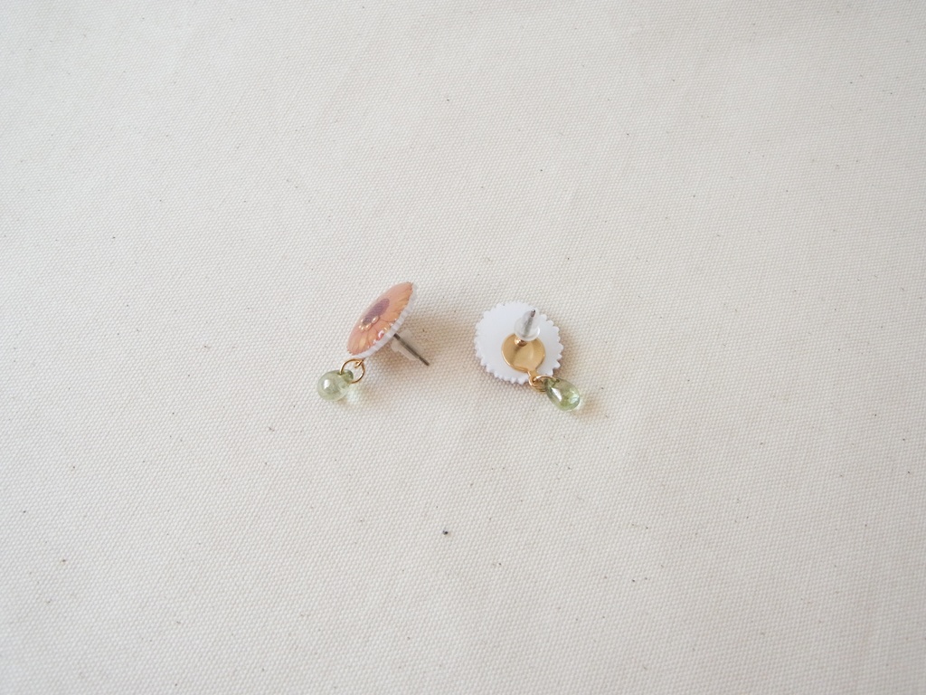 ひまわりのピアス・イヤリング(ガラスビーズ付き)
