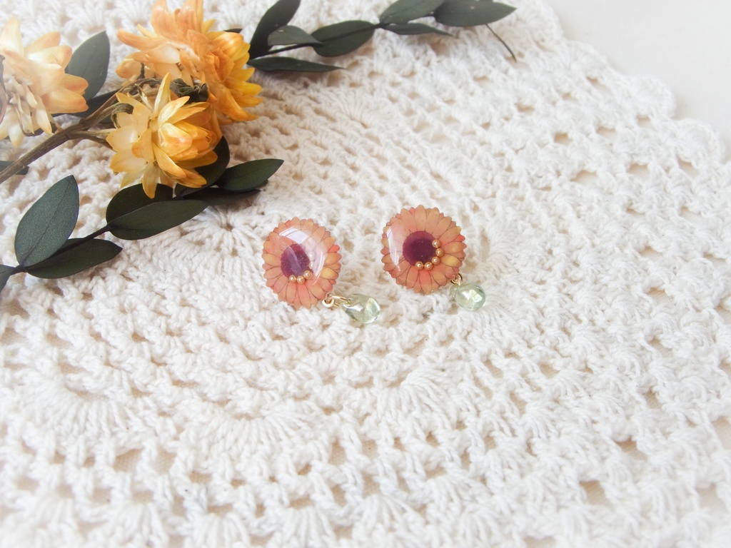 ひまわりのピアス・イヤリング(ガラスビーズ付き)