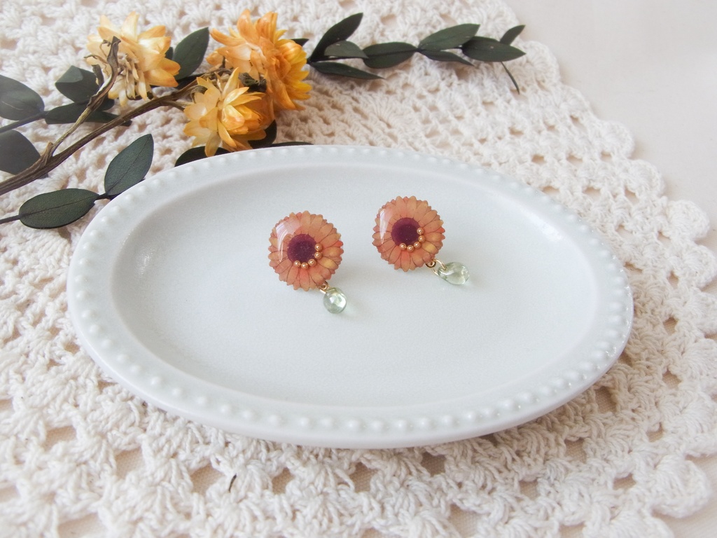 ひまわりのピアス・イヤリング(ガラスビーズ付き)
