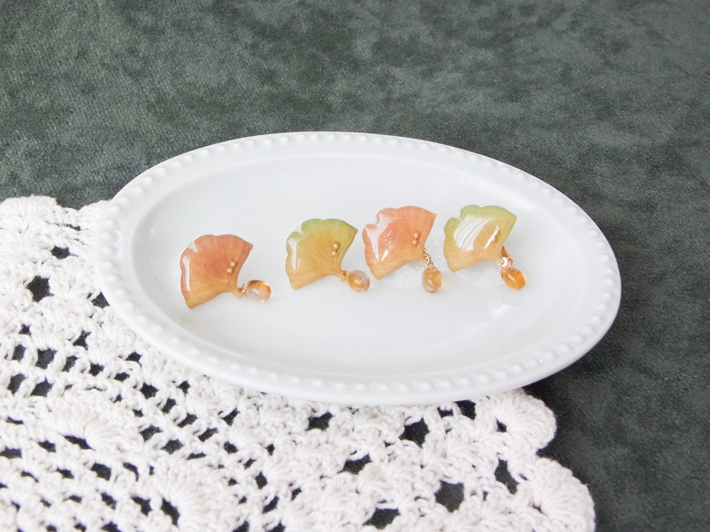 イチョウのピアス・イヤリング(ガラスビーズ付き)