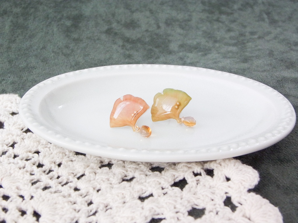 イチョウのピアス・イヤリング(ガラスビーズ付き)