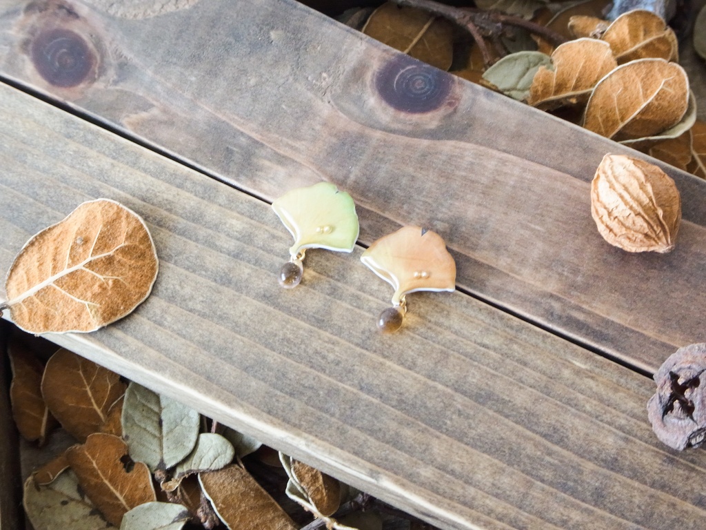 イチョウのピアス・イヤリング(ガラスビーズ付き)