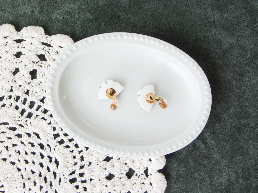 イチョウのピアス・イヤリング(ガラスビーズ付き)