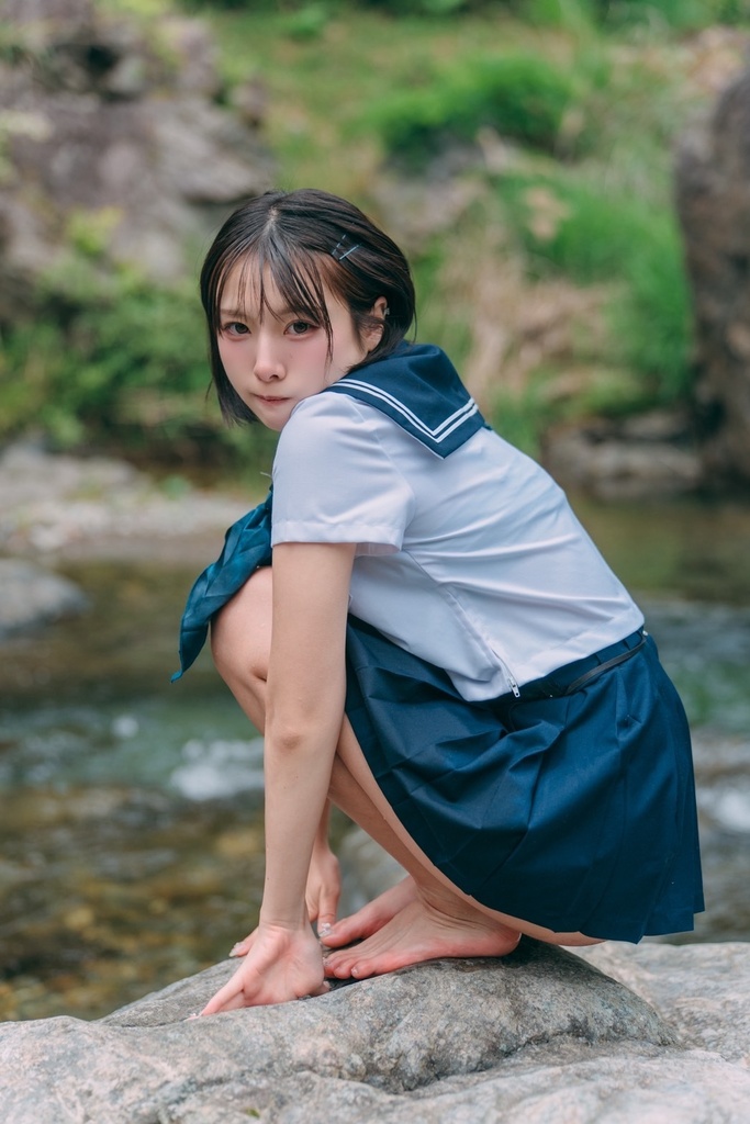 裸足の夏とセーラー服
