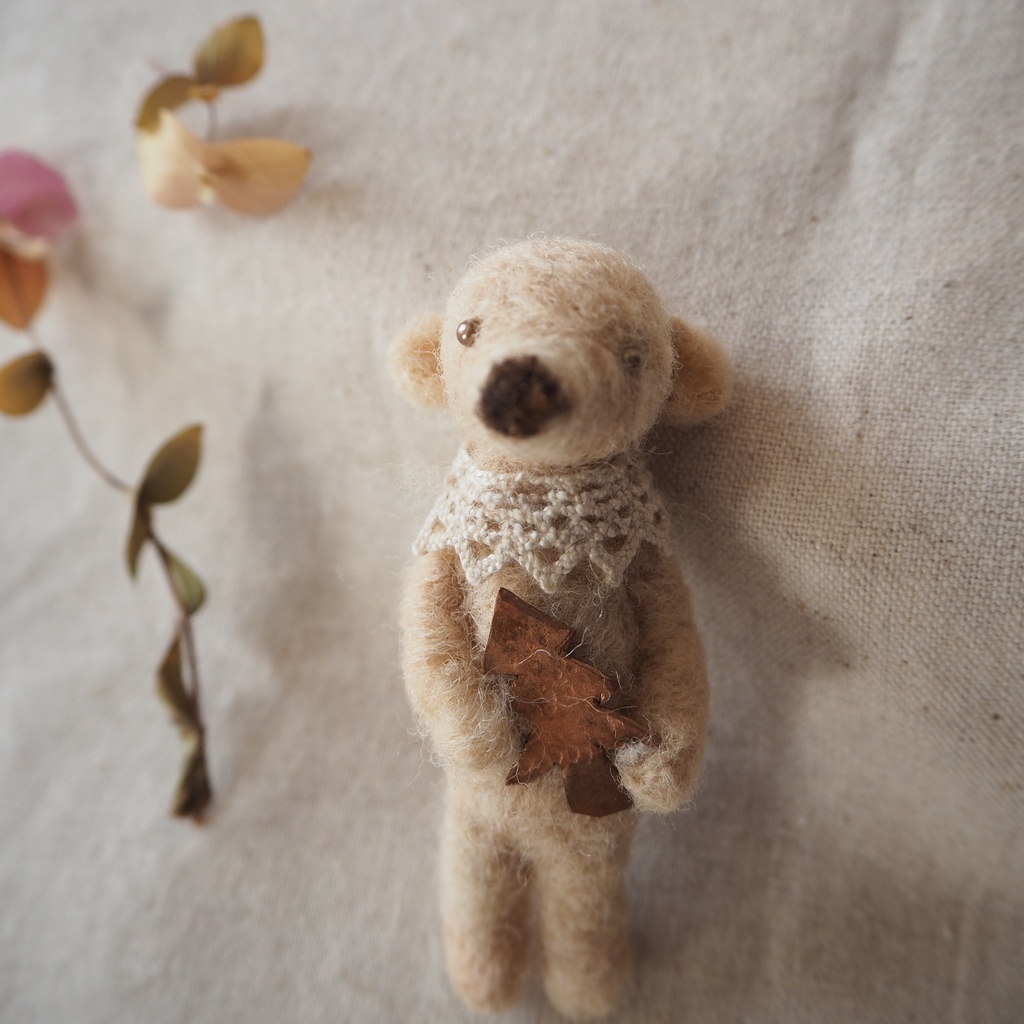 テディベアのブローチ ベージュ系