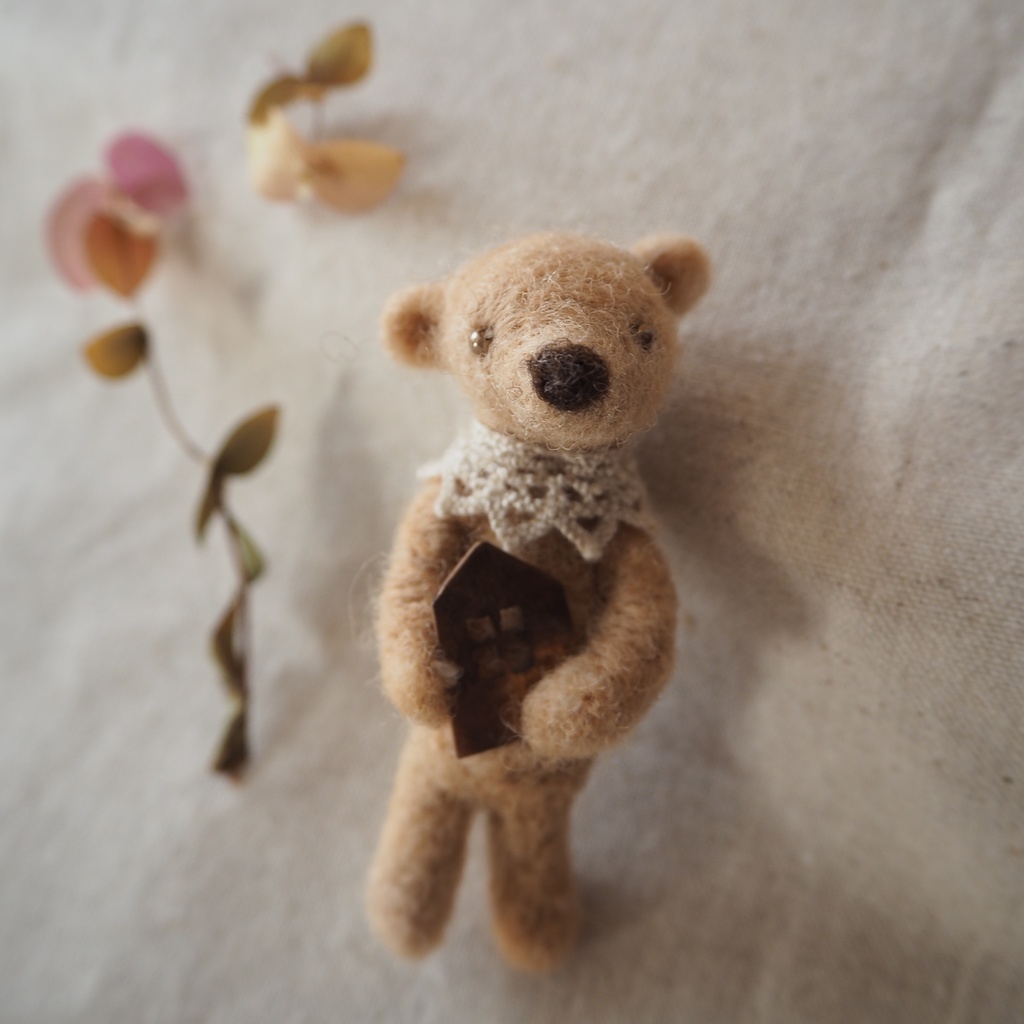 テディベアのブローチ ベージュ系