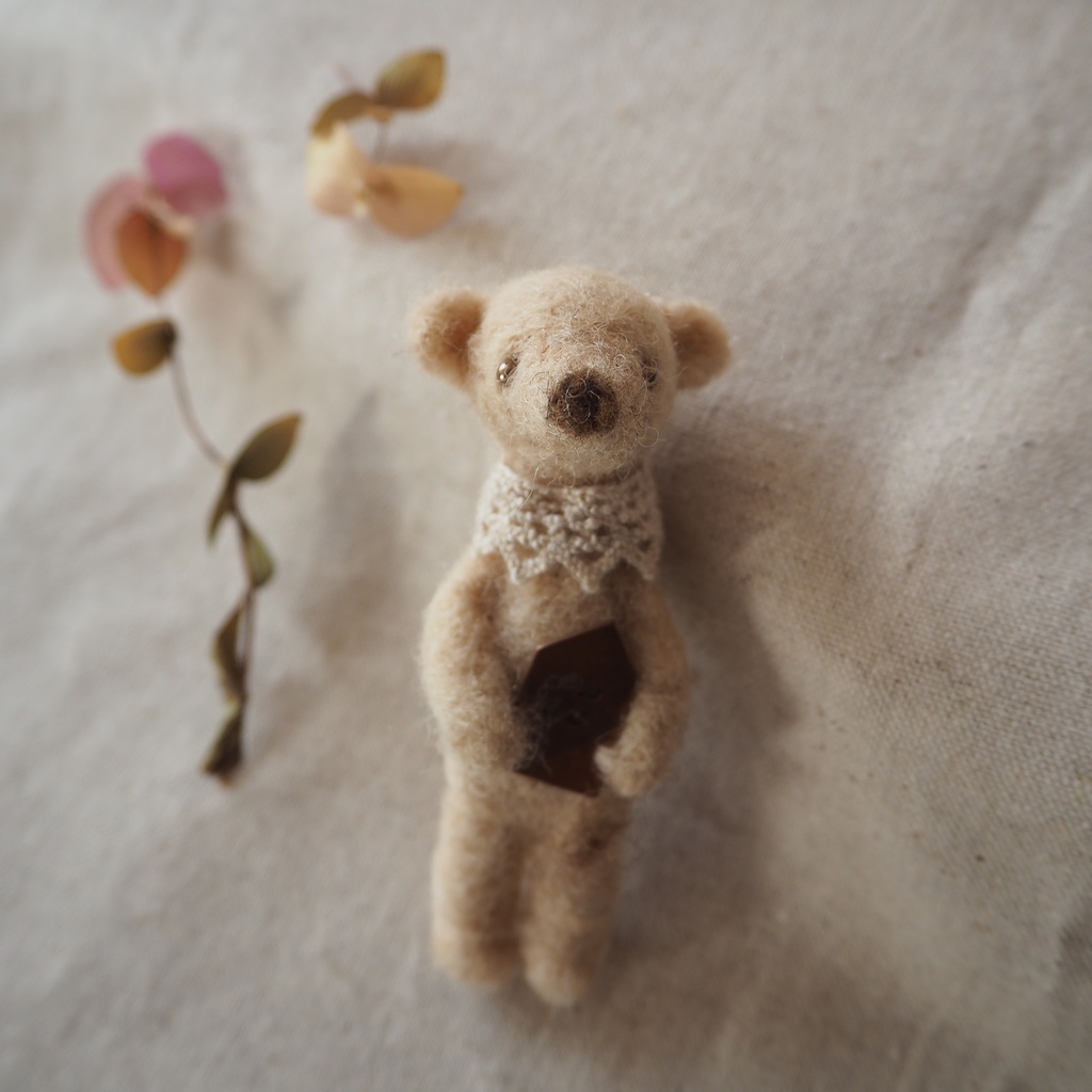 テディベアのブローチ ベージュ系