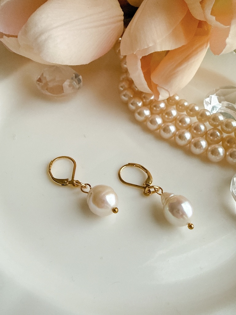 淡水パールの揺れる耳飾り
