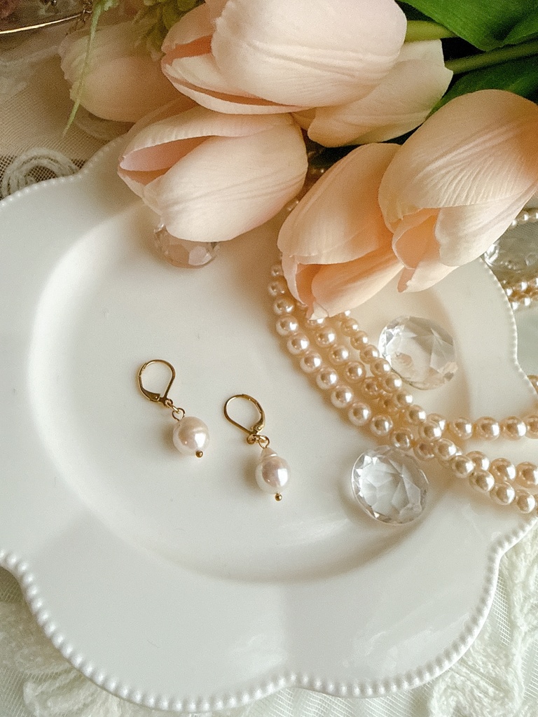 淡水パールの揺れる耳飾り