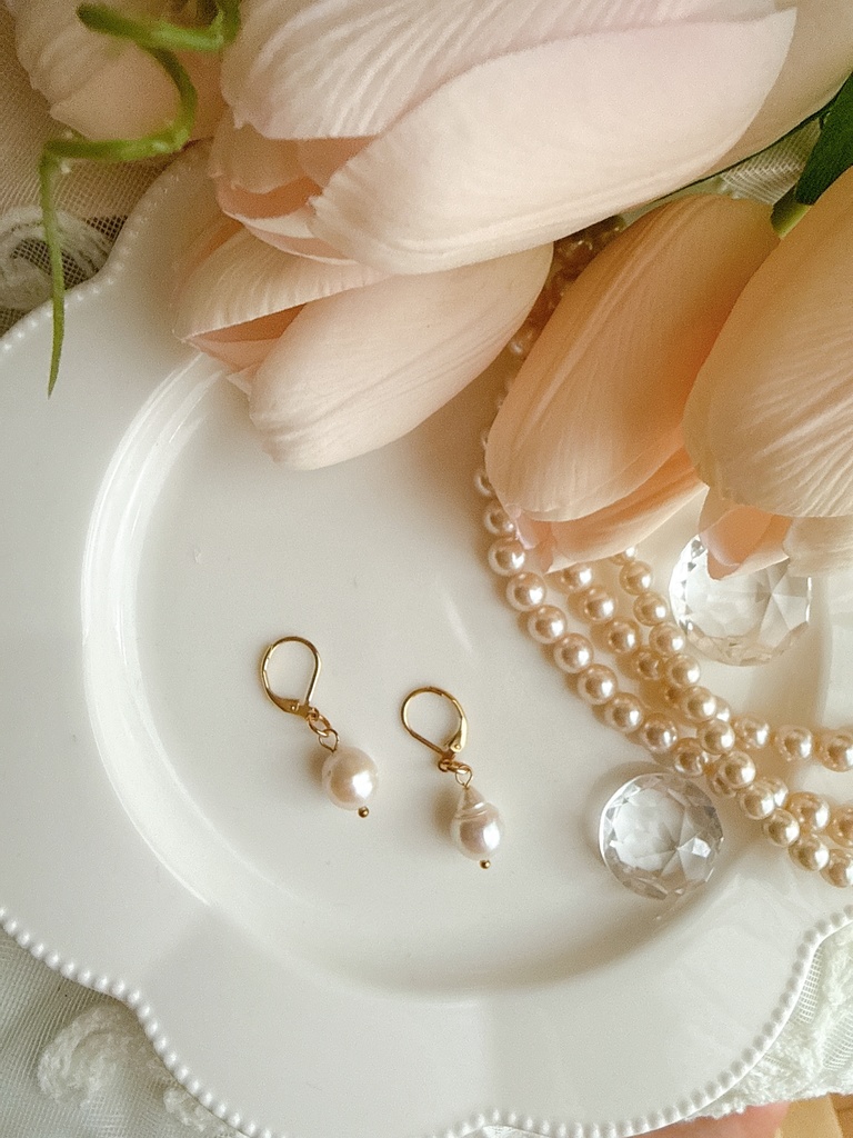 淡水パールの揺れる耳飾り