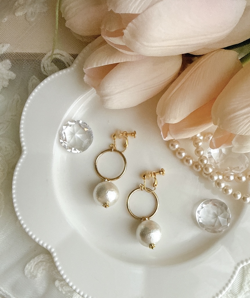 コットンパールとシンプルな耳飾り