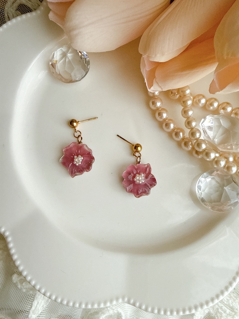 スモーキーピンクのお花ピアス