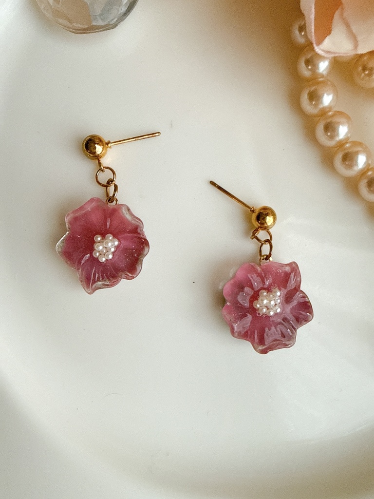 スモーキーピンクのお花ピアス