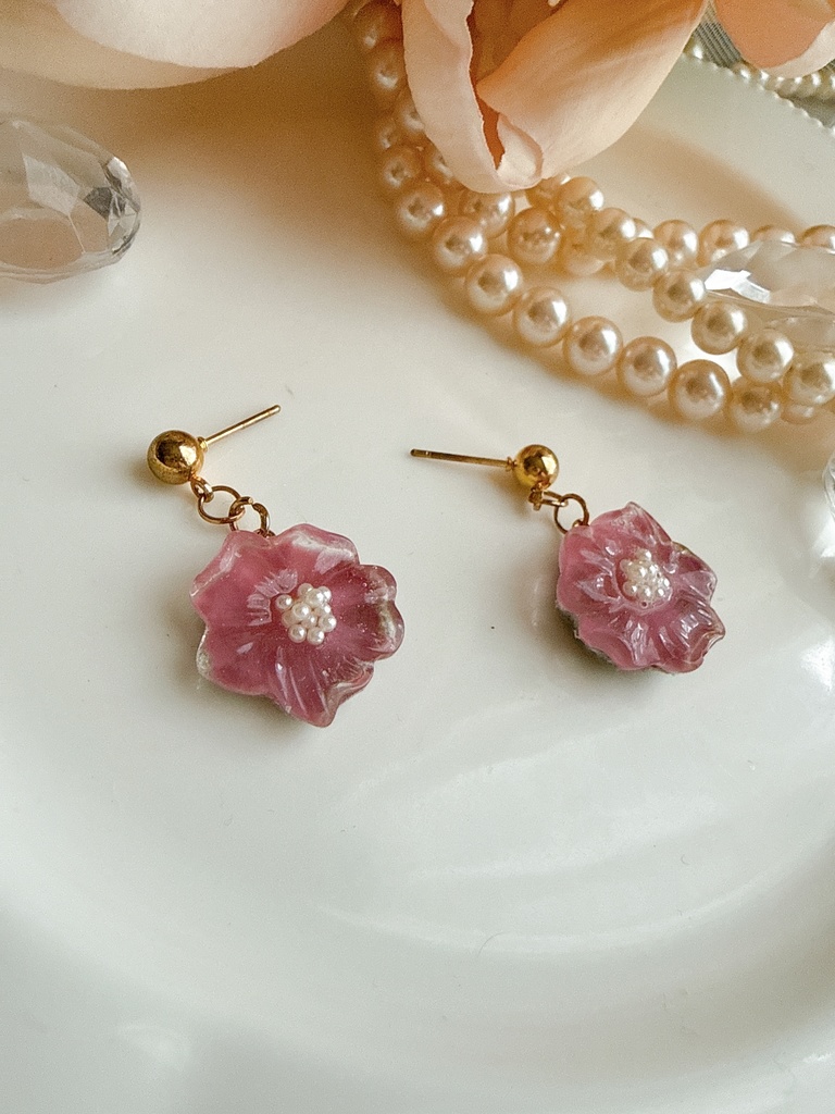 スモーキーピンクのお花ピアス