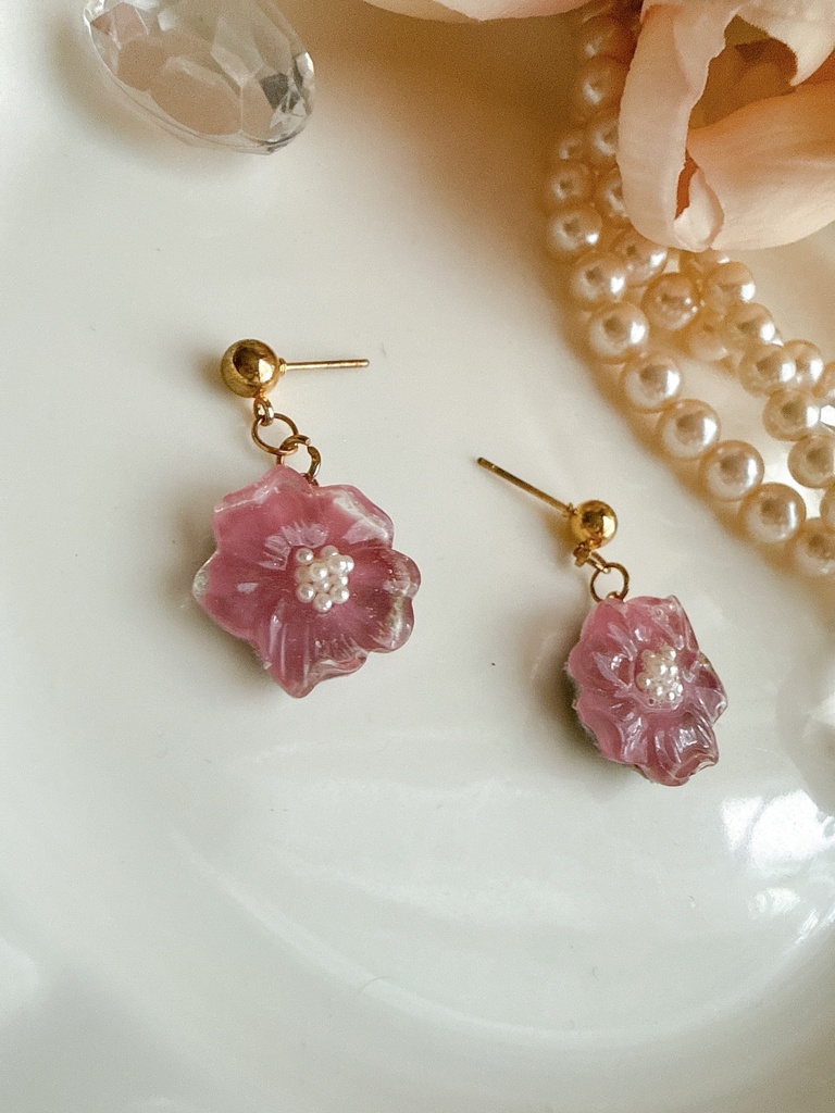 スモーキーピンクのお花ピアス