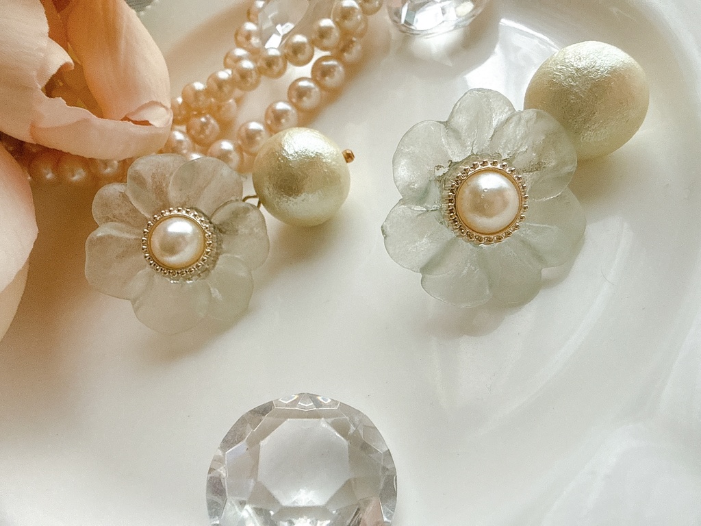 淡い大きなお花のイヤリング