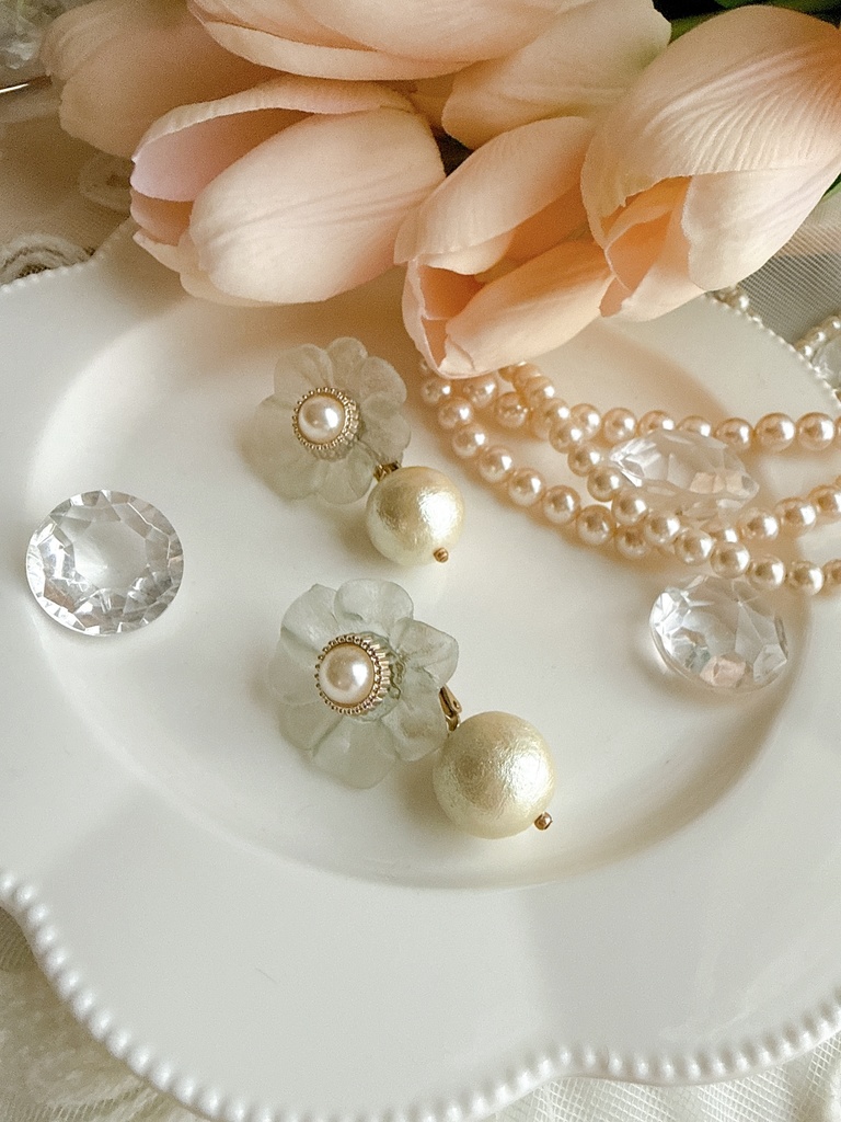 淡い大きなお花のイヤリング