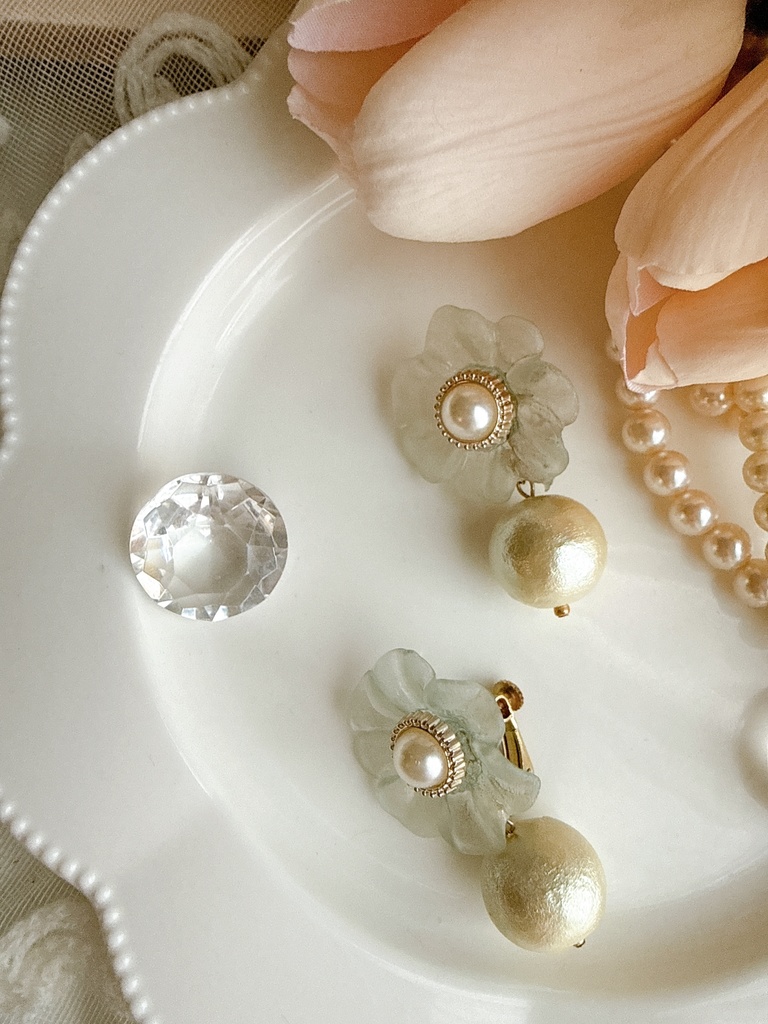 淡い大きなお花のイヤリング