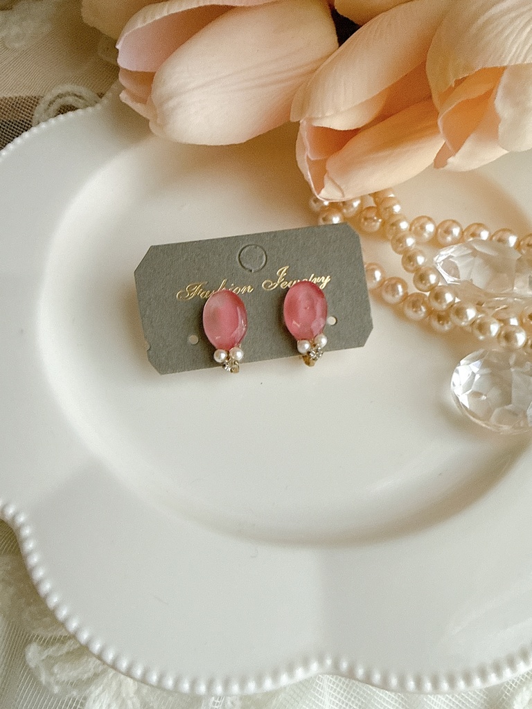 ピンクの小粒イヤリング