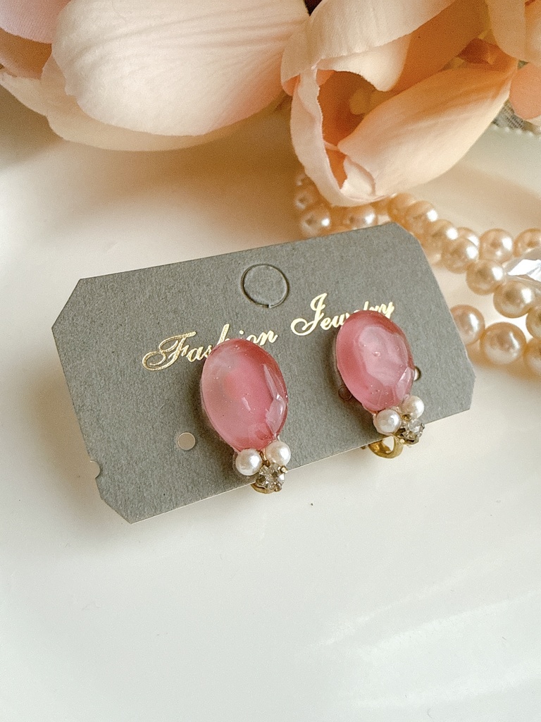 ピンクの小粒イヤリング