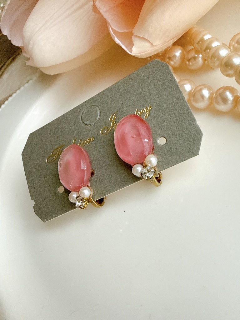 ピンクの小粒イヤリング