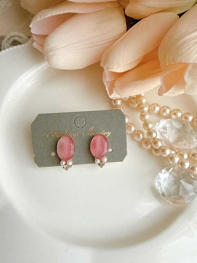 ピンクの小粒イヤリング